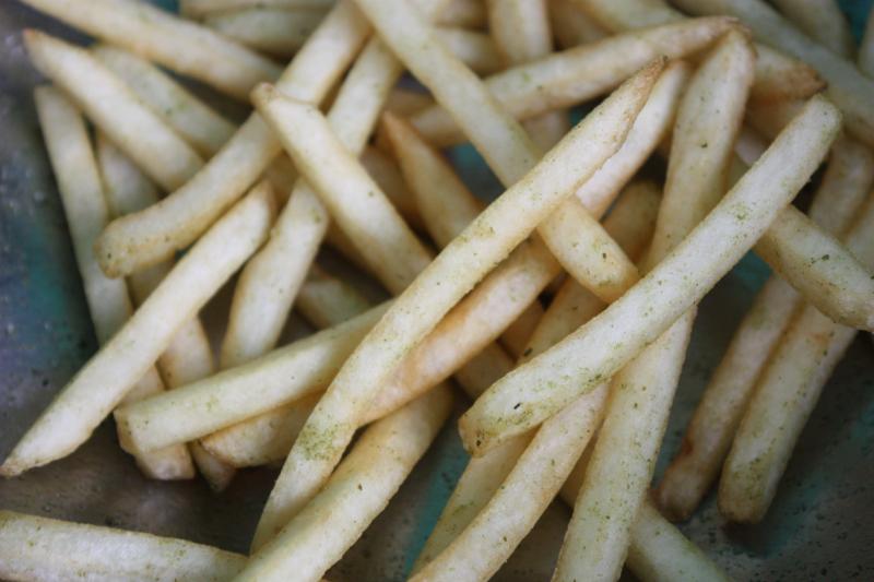 ホップ塩で頂くフライドポテト。香り高く、苦味も！
