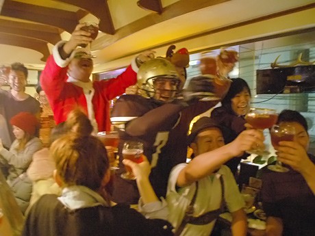 解禁の瞬間。カメラに向かって乾杯
