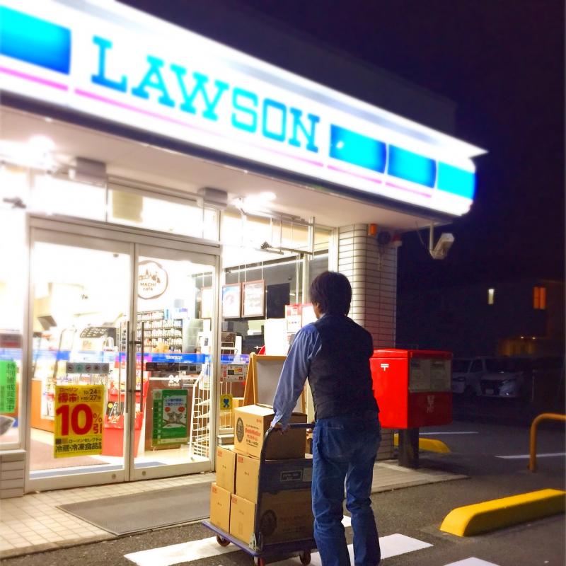 配達する社長の後ろ姿