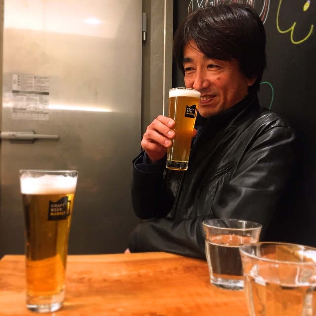 実際のグラスサイズのビール。飲む前に香りを楽しむ社長の岩本。