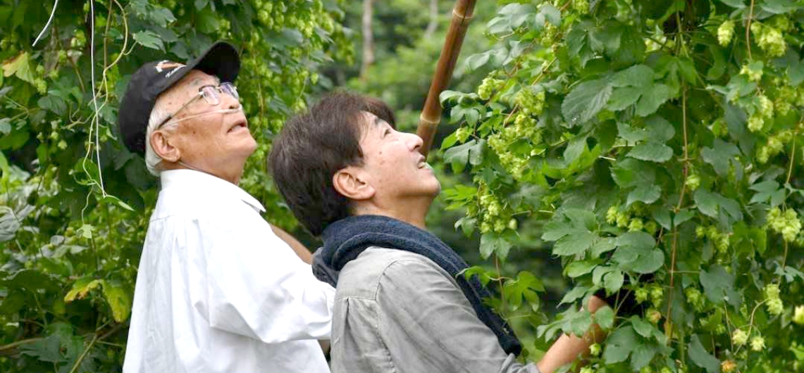 ホップ農家の浅川さん(左)と、サンクトガーレン社長の岩本(右)