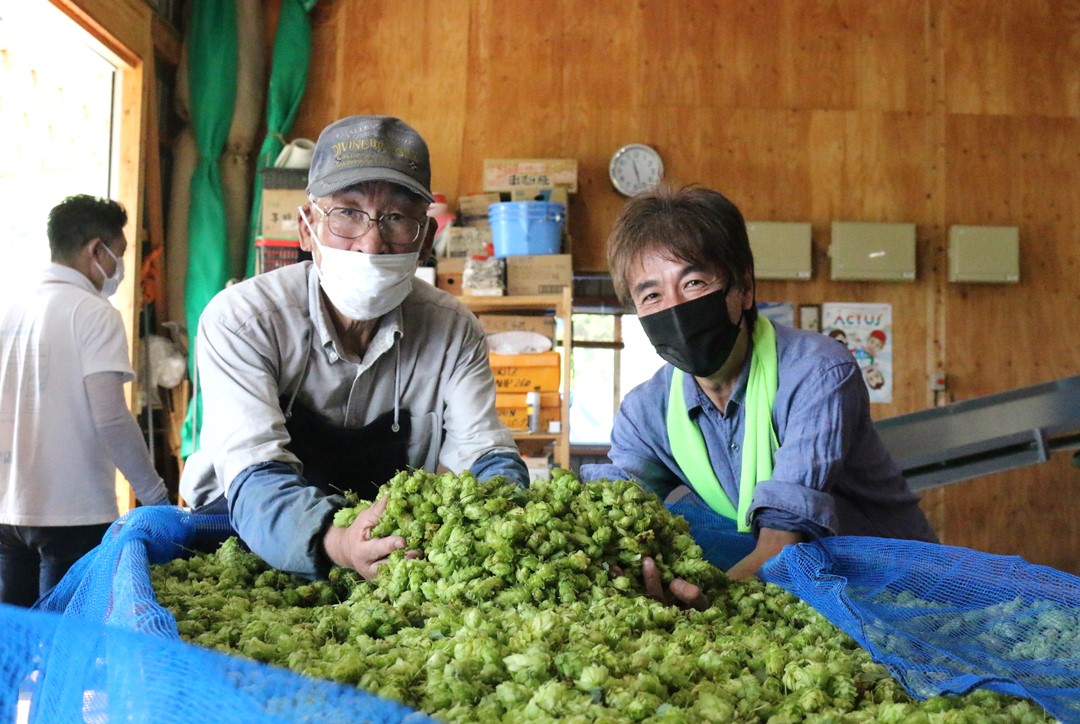 ホップ農家の浅川さん(左)と、サンクトガーレン社長の岩本(右)