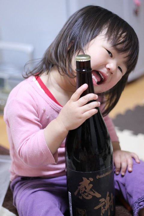 一升瓶ビールを持つ子供