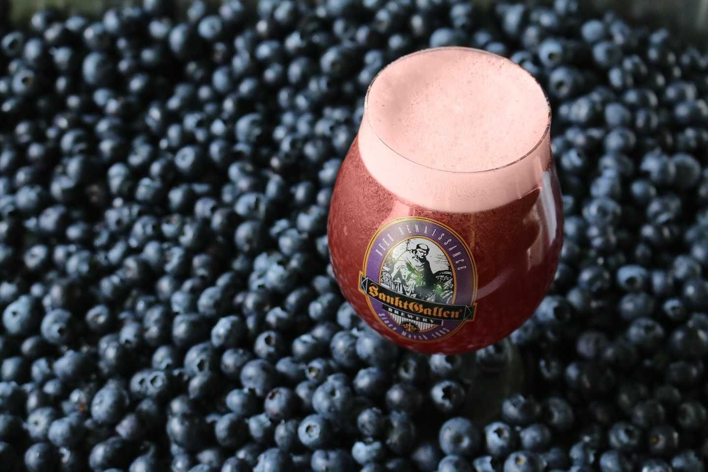 泡まで紫の甘酸っぱいビール『ホエイサワーエール ブルーベリー』を