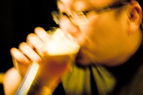 ごくごくビールを飲む男性